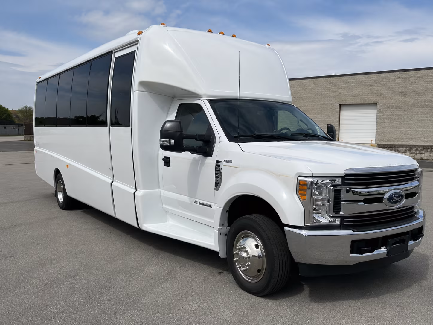 minibus rentals for intimate corrales and mountain venue weddings